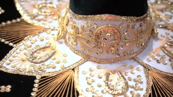Närbild Traditionell Mexikansk Sombrero Med Gyllene Färg Mönster — Stockvideo