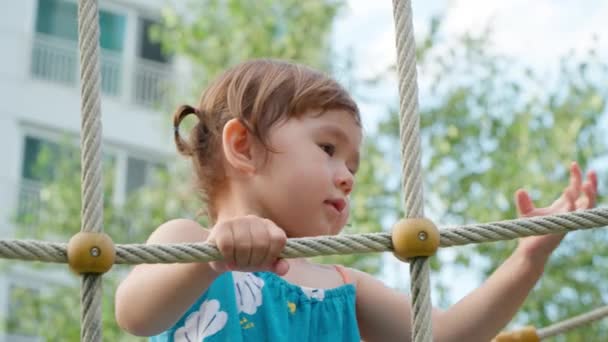 Sarışın Yürümeye Yeni Başlamış Bir Kız Oyun Parkındaki Engelli Köprüde — Stok video