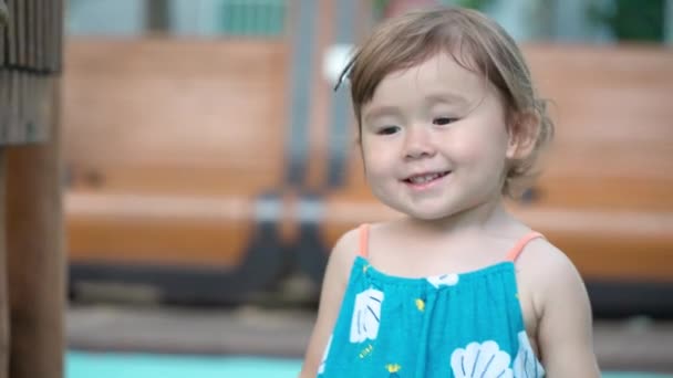 Criança Pequena Ativa Feliz Divertindo Dançando Pulando Playground Livre — Vídeo de Stock