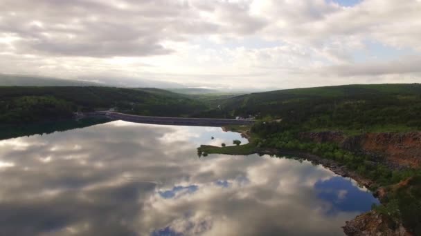Rivière Nature Verdoyante Ciel Nuageux — Video