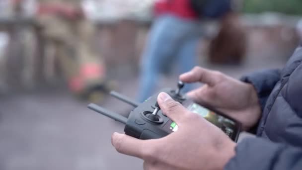 Guy Che Controlla Drone Con Smartphone Joystick — Video Stock