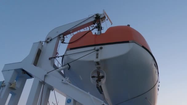 Low Angle View Lifeboat Hanging Ferryboat Deck Zonsondergang Hemel Noodgeval — Stockvideo