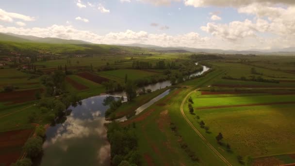 Fluss Und Grüne Natur Himmel Voller Wolken — Stockvideo