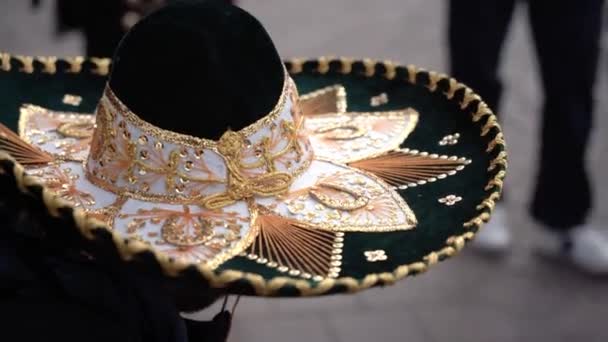 Close Guy Wearing Traditional Mexican Sombrero — Stock Video