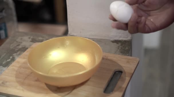 Ετοιμάζω Αυγά Για Πρωινό — Αρχείο Βίντεο