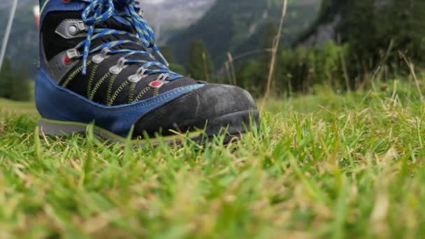 Bota Turisty Zemi Horách Travnatém Poli Švýcarské Alpy Obwalden — Stock video