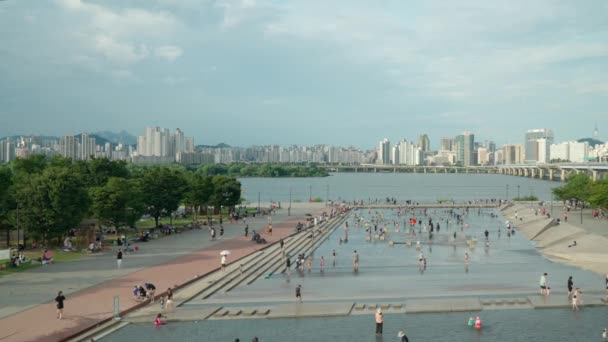 遊水道漢江公園の空中風景カスケード 夏に子供の水遊び場になる噴水のある浅い水域スイミングプール — ストック動画