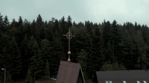 Kirchenkreuz Auf Dem Dach Der Alten Holzkirche — Stockvideo