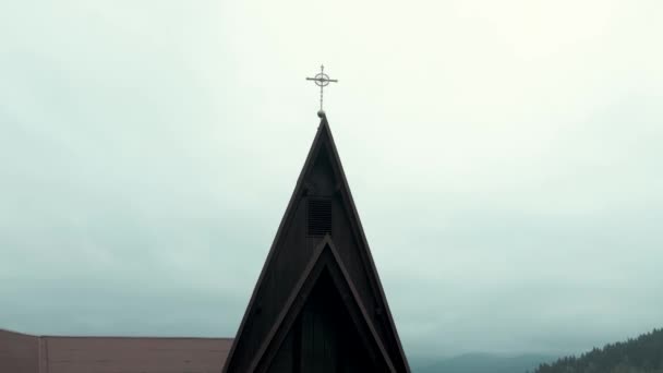 Церковний Хрест Вершині Старої Дерев Яної Церкви — стокове відео
