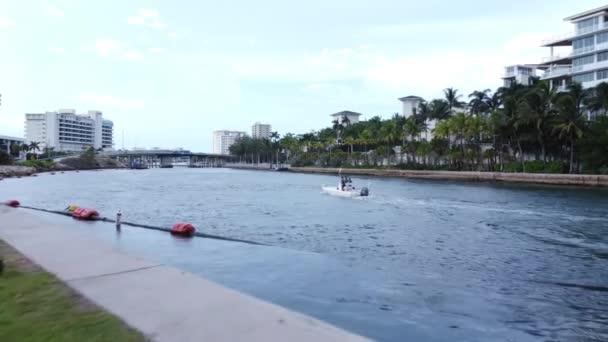 Dron Aéreo Disparo Barco Cruzando Río Que Divide Ciudad Deportes — Vídeos de Stock
