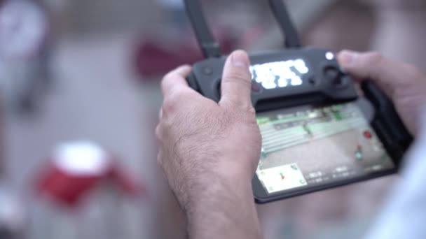 Τύπος Ελέγχει Ένα Drone Ένα Smartphone — Αρχείο Βίντεο