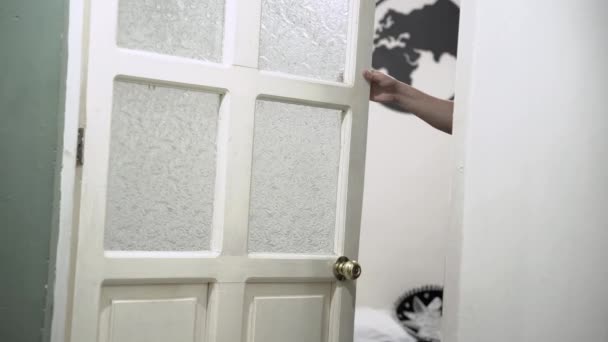 Πρόσωπο Που Κλείνει Την Πόρτα Της Κρεβατοκάμαρας — Αρχείο Βίντεο