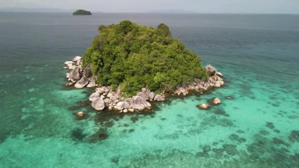 タイのコ リペ近くの小さな森の島を周回する空中アークショット — ストック動画