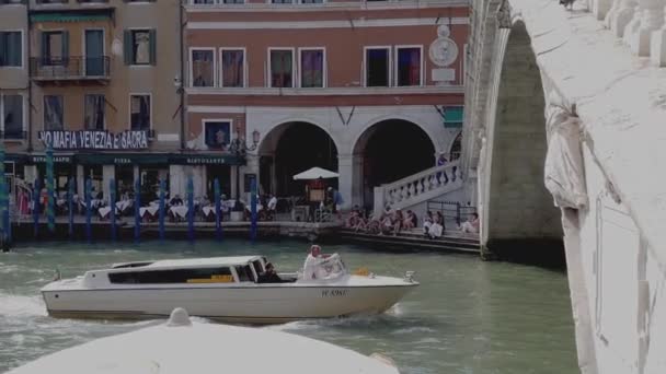 Venice_Speed_Boat_Slomo_Going_Under_Rialto Frame Rate Duration 1920 1080 — Vídeo de stock