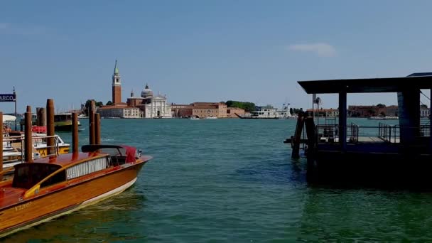 Venice Maritime Landscape Boats Slo Boat Passing Frames Por Segundo — Vídeo de Stock