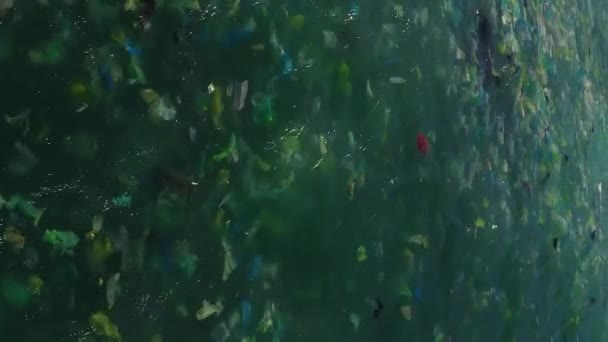 Κοντινό Πλάνο Των Πλωτών Σκουπιδιών Στον Ωκεανό Στο Βιετνάμ Από — Αρχείο Βίντεο
