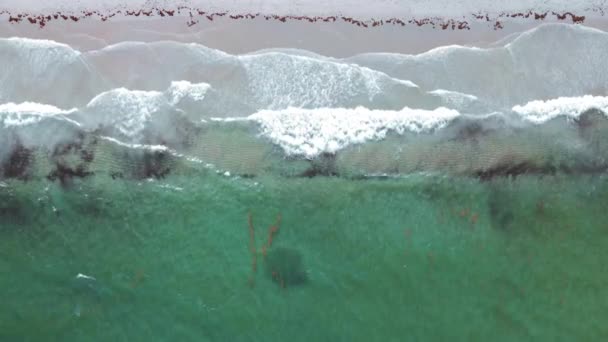 Εναέρια Λήψη Των Θαλάσσιων Κυμάτων Συντρίβεται Στην Παραλία Βίντεο Πεντακάθαρη — Αρχείο Βίντεο