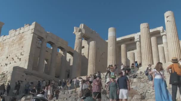 Touristen Strömen Sommer Zum Propyläen Tor Zur Akropolis — Stockvideo