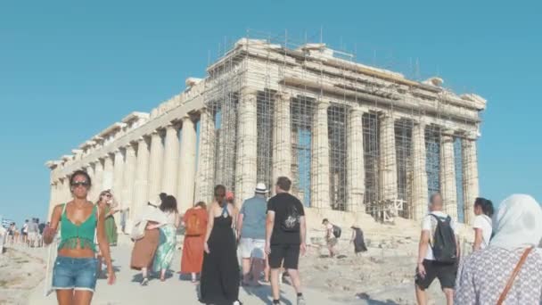 Atinalı Akropolis Parthenon Doğru Yürüyen Turistler Geniş Görüntü — Stok video