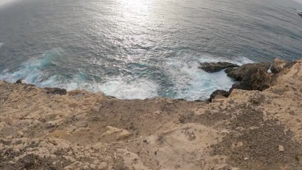 Strödda Vågor Fuerteventuras Klippiga Kust Kanarieöarna Spanien Topdown Skott — Stockvideo