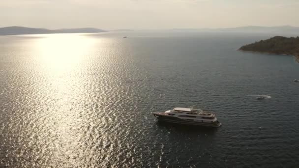 Jacht Morzu Wyspie Wybrzeżu Tle — Wideo stockowe