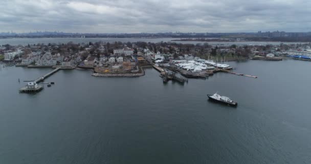 City Island Harbor New York City Båtvarvet Och Färjan Flygdrönarbilder — Stockvideo