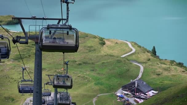 Sjezdová Gondola Švýcarských Alpách Strmé Hory Rozkvetlé Louky Modré Jezero — Stock video