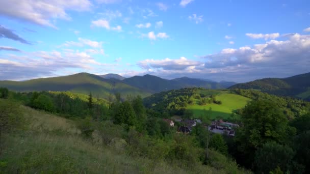 Panorámica Través Vlkolinec Pueblo Histórico Alrededores Las Montañas Eslovaquia — Vídeos de Stock