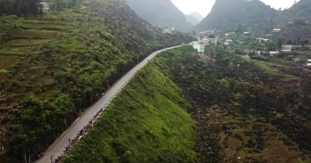 Vista Aérea Siguiendo Paso Leng Cuesta Arriba Hacia Una Ciudad — Vídeos de Stock