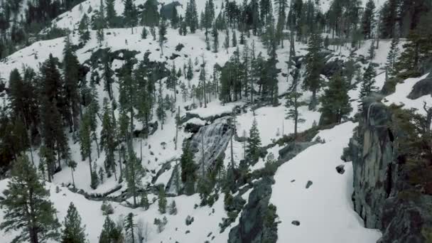 Tahoe Gölü Çevreleyen Kışın Karlı Dağlarda Daha Küçük Bir Şelalenin — Stok video