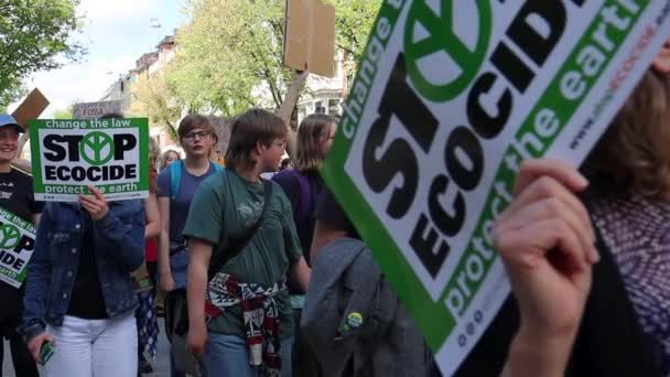 Slomo Primer Plano Los Jóvenes Manifestantes Con Carteles Marcha Por — Vídeo de stock