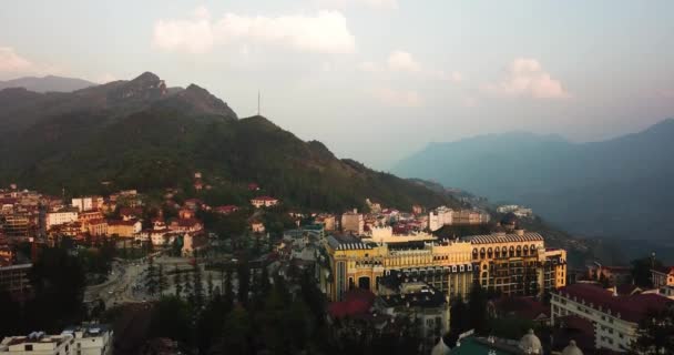 Drone Tourné Une Ville Asiatique Dans Les Montagnes Descendant Vers — Video