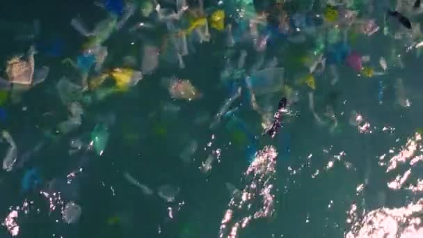 Aerial Top Plast Trash Forurening Flyder Havoverfladen – Stock-video