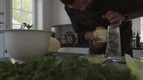 Dolly Shot Männlichen Reibekohl Der Küche Arbeitsplatte Zutaten Für Den — Stockvideo