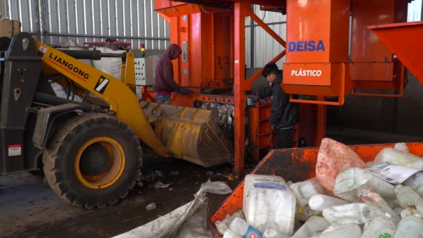 Medelstor Bild Arbetstagare Som Lastar Komprimerat Avfall Bulldozer Inne Avfallshanteringsanläggning — Stockvideo