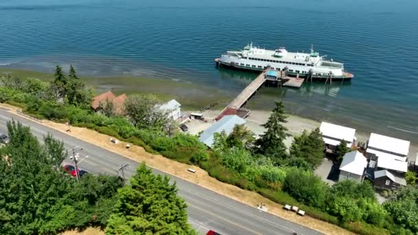 Vista Aérea Ferry Atracado Largo Costa Langley Washington — Vídeo de Stock