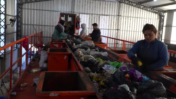 Trabalhadores Uma Instalação Tratamento Resíduos Separam Resíduos Uma Correia Transportadora — Vídeo de Stock