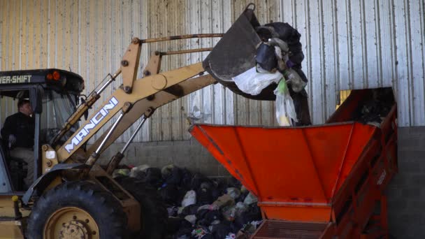 Emmer Van Een Bulldozer Dumpt Het Afval Hopper Van Een — Stockvideo