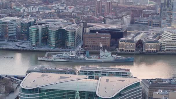 伦敦一个阳光明媚的日子 贝尔法斯特号 Hms Belfast 军舰在泰晤士河停泊时遭到的高空无人驾驶飞机射击 — 图库视频影像