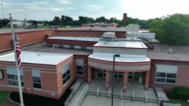 Entrance School Building Flagpole Rising Aerial Shot Revealing Athletic Fields — Stock Video