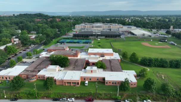 Letecký Snímek Velkého Školního Kampusu Americké Středoškolské Budovy Atletická Hřiště — Stock video
