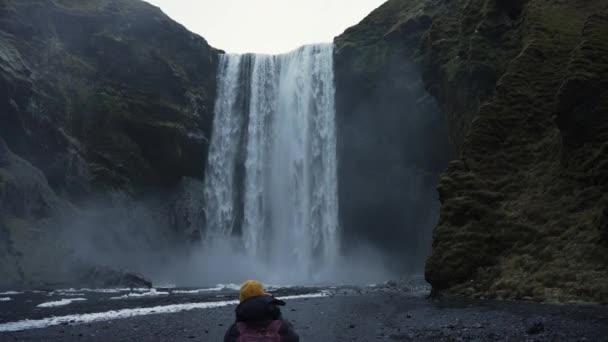 Vrouw Voor Skogafoss Ijsland — Stockvideo