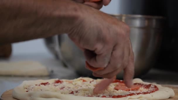 Chef Garniture Tranches Pepperoni Sur Pizza Style Traditionnel Ralenti — Video