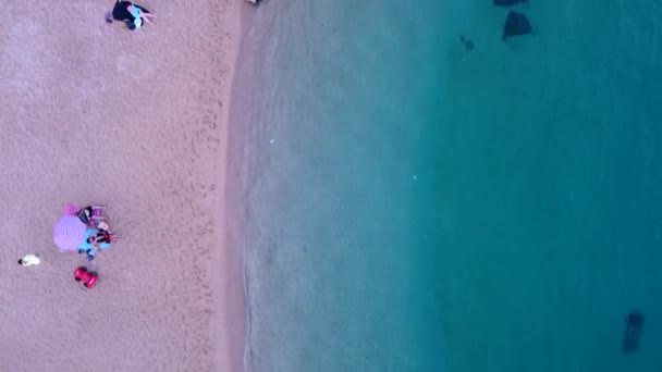 Laten Naar Het Strandbad Parasol Gaan Verbazingwekkende Vlucht Vogelperspectief Verticale — Stockvideo