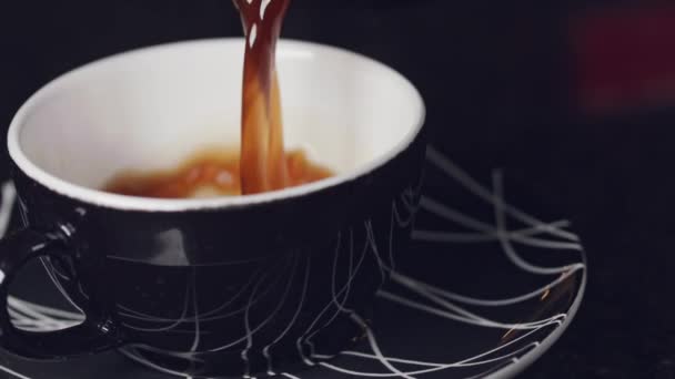 Süslü Bir Çay Fincanına Taze Sıcak Kahve Dökmek Çok Yakın — Stok video