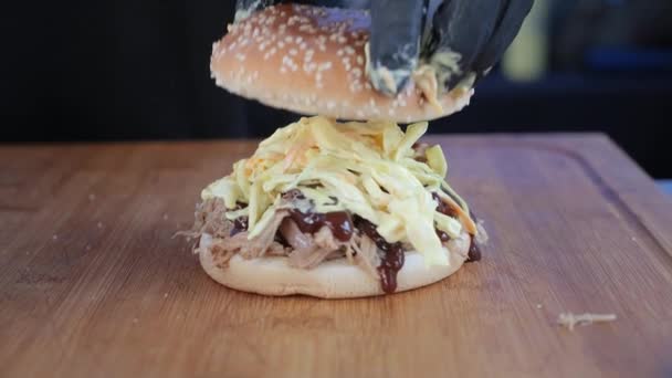 Chef Plaatst Broodbroodbroodje Vers Bereide Bbq Getrokken Varkensvlees Koolsla Hamburger — Stockvideo