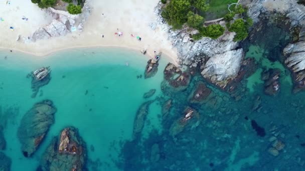 Rock Turquoise Water Dramatische Luchtfoto Vlucht Vogelperspectief Verticale Drone Beelden — Stockvideo