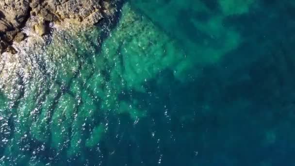 Rotsen Het Water Kalmerende Golf Prachtig Uitzicht Vanuit Lucht Vogelvlucht — Stockvideo