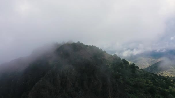 Foto Aérea Colina Cubierta Niebla Nublada Misteriosos Paisajes Paisajes Escénicos — Vídeo de stock