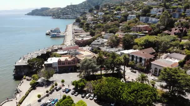 Vuelo Aéreo Sobre Centro Costa Con Tráfico Carretera Sausalito Durante — Vídeos de Stock